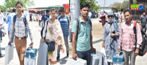 बुलंदशहर : मतदान केंद्रों के लिए रवाना हुईं पोलिंग पार्टियां