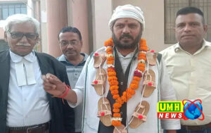 अलीगढ़ : ‘चप्पल की माला’ पहनकर चुनाव का अनोखा प्रचार, निर्दलीय प्रत्याशी को चुनाव चिन्ह में मिली हैं चप्पलें