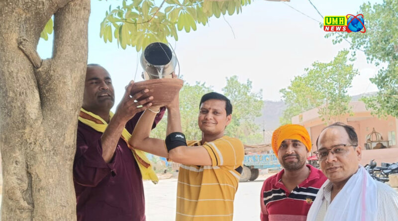 पक्षियों के लिए दाना पानी की व्यवस्था, दो युवाओं ने स्वेच्छा से ली 50 परिंडों की जिम्मेदारी