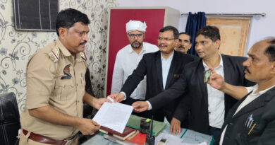 घूसखोरी के खिलाफ राजातालाब के अधिवक्ता हुए लामबंद