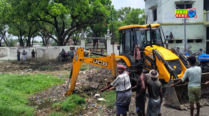 सेवापुरी : तालाब मौत को दे रहा दावत, ग्रामीणों ने श्रमदान कर किया सफाई