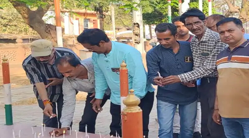 सुलतानपुर : पत्रकार की हत्या के विरोध में निकाला कैंडल मार्च, सुरक्षा कानून और एक करोड़ मुआवजे की मांग