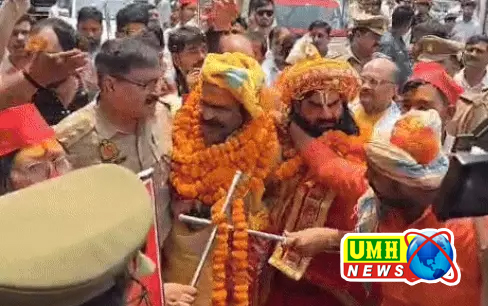लखनऊ : परशुराम जयंती पर पुलिस-श्रद्धालुओं में झड़प: महिलाएं फरसा लेकर निकलीं