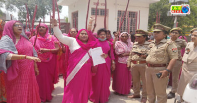 फतेहपुर : तहसील दिवस पर सम्पूर्ण समाधान के लिए गरजा गुलाबी गैंग