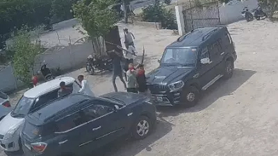 डांस करने से रोका तो दुल्हन के चाचा को पीटा,  3 गाड़ियां भी तोड़ी