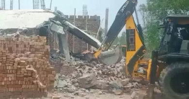 सहारनपुर : मस्जिद जमींदोज...3 JCB ने डेढ़ घंटे में तोड़ी, घरों की छतों से ईंट-पत्थर हटवाए