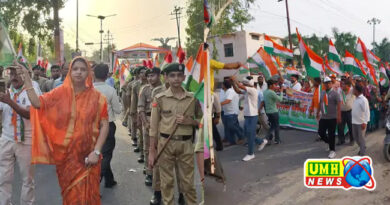 Tricolor march taken out in Khurja, welcomed with flowers