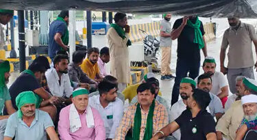 किसान यूनियन का टोल प्लाजा पर धरना, 24 घंटे से कर रखा टोल फ्री