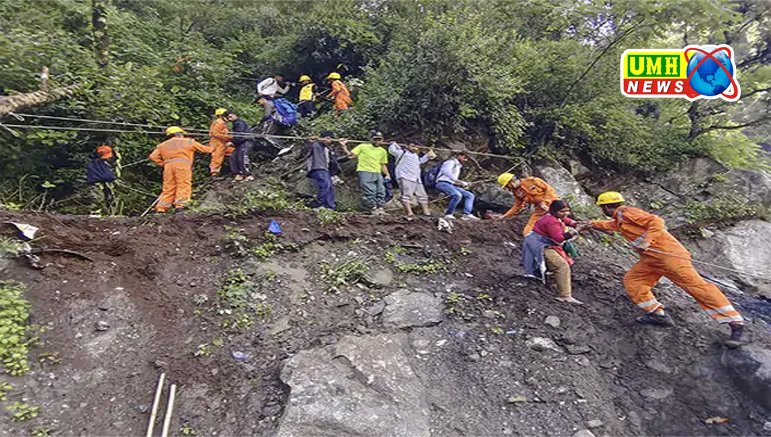 केदारनाथ हाईवे पर लैंडस्लाइड, यात्री फंसे