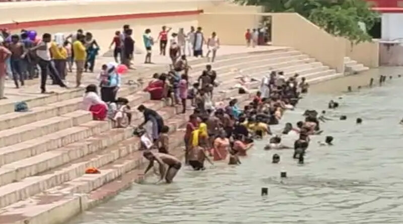बुलंदशहर : हजारों श्रद्धालुओं ने लगाई डुबकी, घाटों पर तैनात रहे गोताखोर