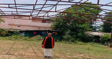 हर्निया में बन रहा टीन शेड का काम रूकने से लोगो में रोष