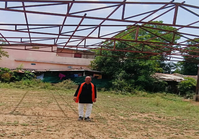 हर्निया में बन रहा टीन शेड का काम रूकने से लोगो में रोष