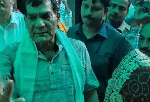 मथुरा : बांके बिहारी मंदिर पहुंचे ऊर्जा मंत्री एके शर्मा का विरोध