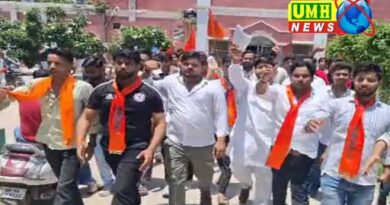 खुर्जा : एनआरईसी कॉलेज में सुविधाओं को लेकर छात्रों का प्रदर्शन