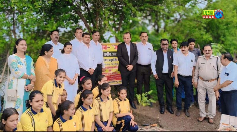 Garhakota: Tree plantation campaign organized by Legal Services Committee