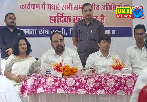 Former minister Gopal Bhargava attended the felicitation ceremony of advocates