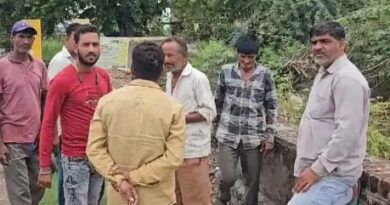 बुलंदशहर : बिजली कर्मियों की हड़ताल, SDO के अभद्र व्यवहार का विरोध