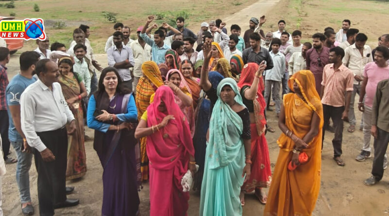 शराबबंदी को लेकर एसडीएम को सौंपा ज्ञापन