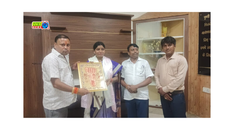 राष्ट्रीय अनुसूचित जनजाति आयोग की अध्यक्ष डॉ श्रीमती आशा लकरा का चिन्ह भेंट कर किया स्वागत