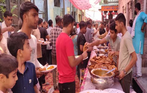 गोवर्धन मंदिर पर विशाल भंडारे का आयोजन