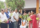 स्वामी विवेकानंद की पुण्यतिथि पर उनके चित्र पर की पुष्पांजलि अर्पित
