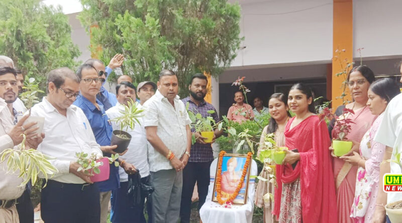 स्वामी विवेकानंद की पुण्यतिथि पर उनके चित्र पर की पुष्पांजलि अर्पित