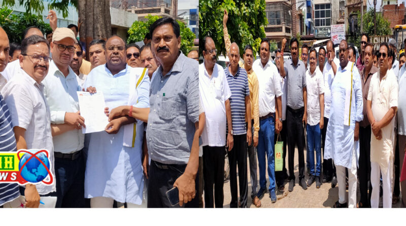 व्यापारी सुरक्षा फोरम ने दिया नगर पालिका ईओ को ज्ञापन, जल्द होगा समाधान