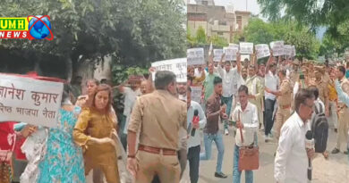 आगरा : मुख्य चुनाव आयुक्त के आवास पर कांग्रेसियों का प्रदर्शन,  पुलिस से हुई झड़प