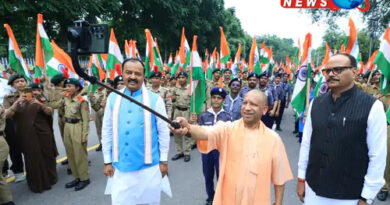 लखनऊ : तिरंगा लेकर निकले CM योगी और केशव मौर्य, बच्चों के साथ ली सेल्फी