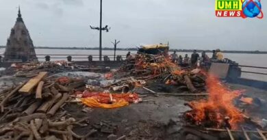 काशी : मणिकर्णिका घाट पर लाशों की लाइन, छत पर साथ जल रहीं चिताएं