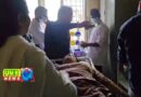 खुर्जा : अस्पताल में मोबाइल टॉर्च से हो रहा इलाज, बिजली व्यवस्था की समस्या से मरीज परेशान