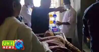 खुर्जा : अस्पताल में मोबाइल टॉर्च से हो रहा इलाज, बिजली व्यवस्था की समस्या से मरीज परेशान