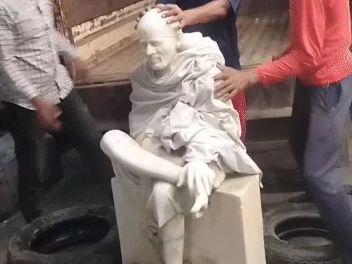 संभल : शिव मंदिर से साईं प्रतिमा को हटाया, गंगा में विसर्जित किया