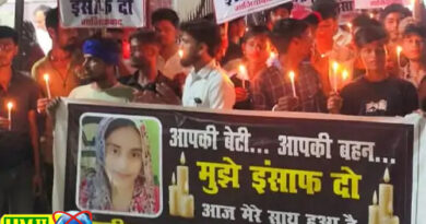शिक्षिका मनीषा वैष्णव की हत्या के विरोध में खुर्जा में कैंडल मार्च निकाला