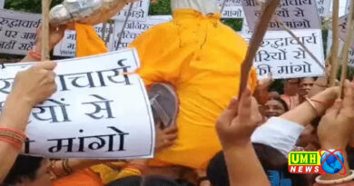 वाराणसी : अनिरुद्धाचार्य के पुतले पर महिलाओं ने बरसाईं चप्पलें