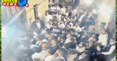 वाराणसी : कचहरी में दरोगा को दौड़ाकर पीटा, CCTV, वर्दी फाड़ी, 70 वकीलों पर FIR