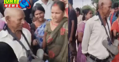 गोरखपुर ठगी के आरोपी को चप्पल की माला पहनाई, नाराज महिलाओं का प्रदर्शन