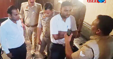 मुजफ्फरनगर : डार्क रूम कैफे पर छापेमारी, मिलीं आपतिजनक सामान