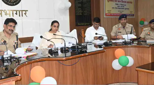 बुलंदशहर डीएम ने 26 अधिकारियों का वेतन रोका
