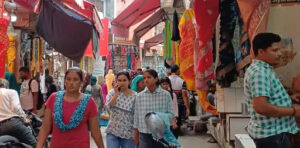 खुर्जा : बाजारों में करवाचौथ की खरीदारी तेज