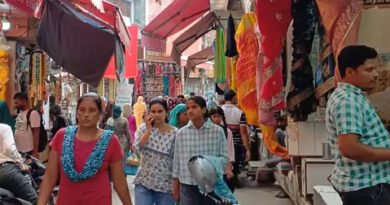 खुर्जा : बाजारों में करवाचौथ की खरीदारी तेज