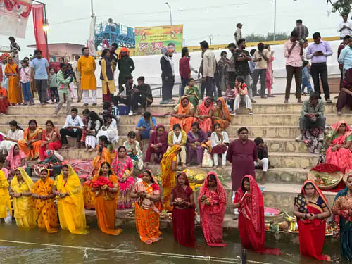 बुलंदशहर : उगते सूर्य को अर्घ्य के साथ छठ पूजा संपन्न