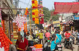 दीपावली पर खुर्जा बाजार गुलजार