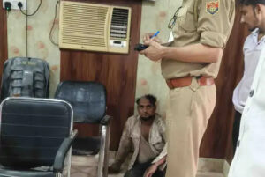 बुलंदशहर : छात्रा से छोड़खानी करने पर युवक के आधे बाल-मूछ काटे