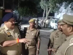 एटा में जुआरियों को छुड़ाने के मामले में थाना प्रभारी सहित 7 पुलिसकर्मी निलंबित