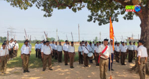 स्वयंसेवकों द्वारा पथ संचलन