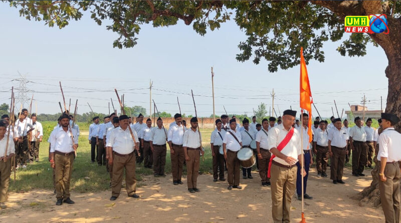 स्वयंसेवकों द्वारा पथ संचलन