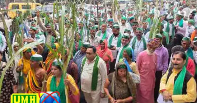 बुलंदशहर : हाथों में गन्ना लेकर 300 किसान पहुंचे कलेक्ट्रेट