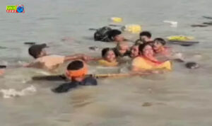 देवरिया : 12 श्रद्धालुओं से भरी नाव सरयू में पलटी, रस्सी से बांधकर निकाला