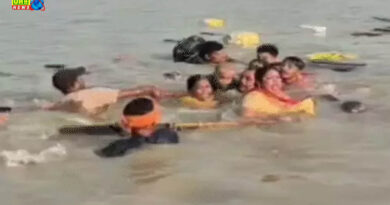 देवरिया : 12 श्रद्धालुओं से भरी नाव सरयू में पलटी, रस्सी से बांधकर निकाला